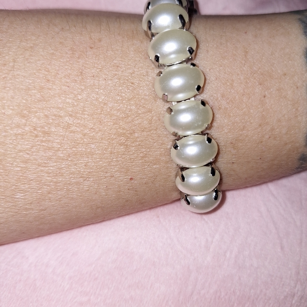 Flat Pearl Stretch Bracelet